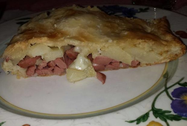 Calzone di sfoglia con wurstel e patate