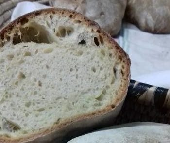 Pane cotto al forno a legna